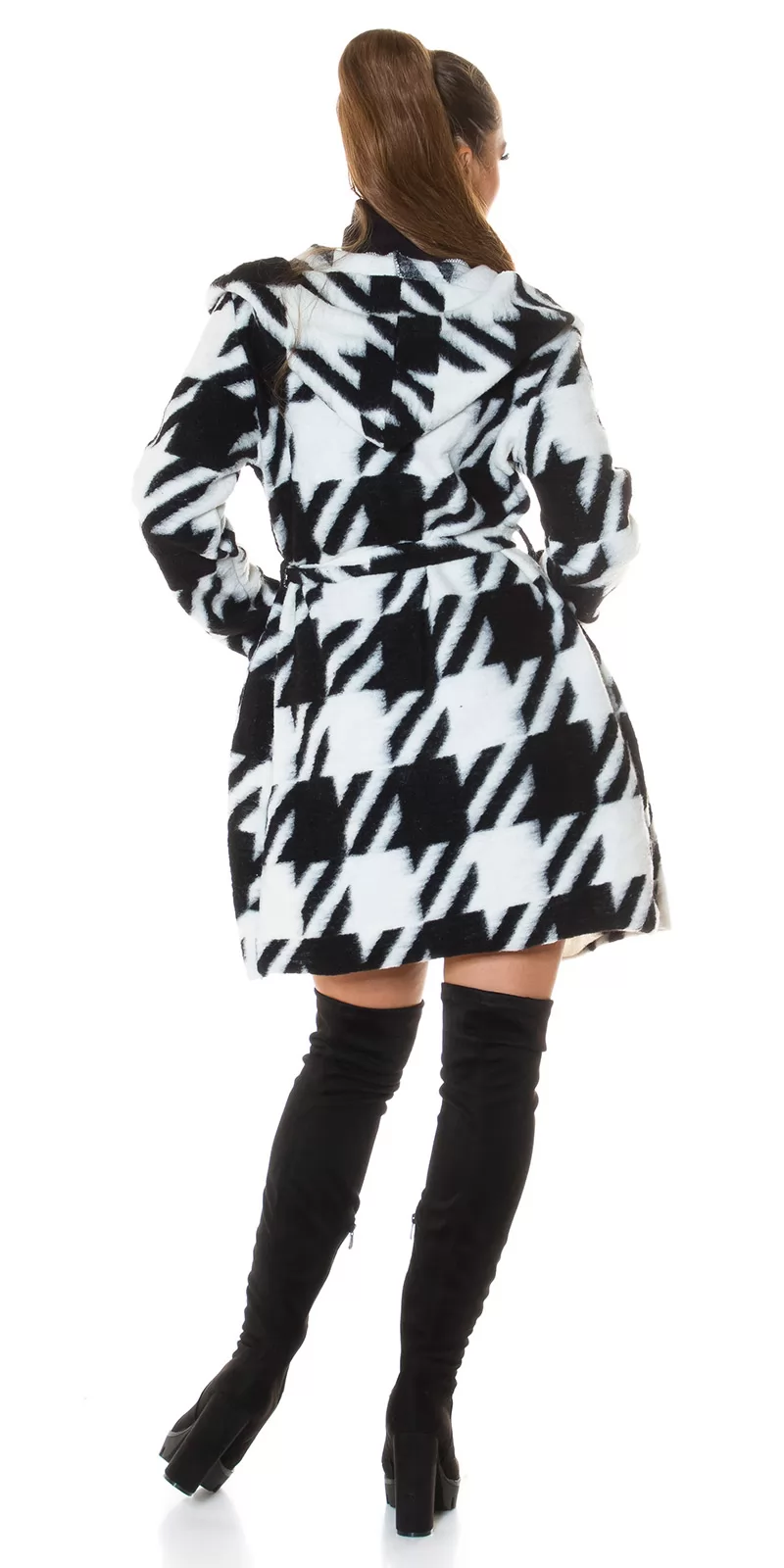 Kapucnis kabát fekete-fehér mintával